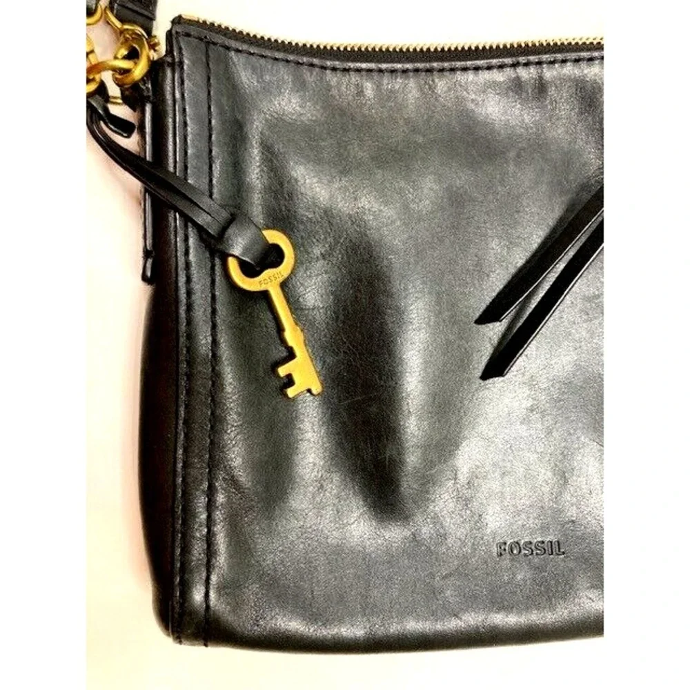Fossil Emma EW Crossbody Bag Genuine Leather Black w/Gold Keychain pre-owned‎